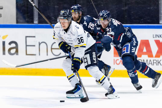HV71s Martin Johnsen och Linköpings Eskild Bakke Olsen