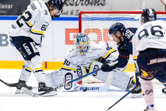 HV71s Santeri Hatakka och målvakt Frederik Dichow mot