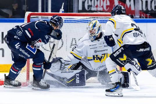 Linköpings Christoffer Ehn och HV71s målvakt Frederik