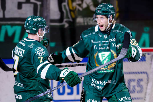 Färjestads Axel Bergkvist jublar med Per Åslund jublar