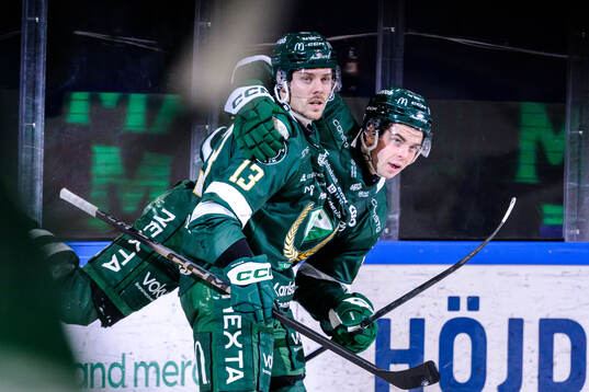 Färjestads Joel Kellman och Viktor Lodin jublar