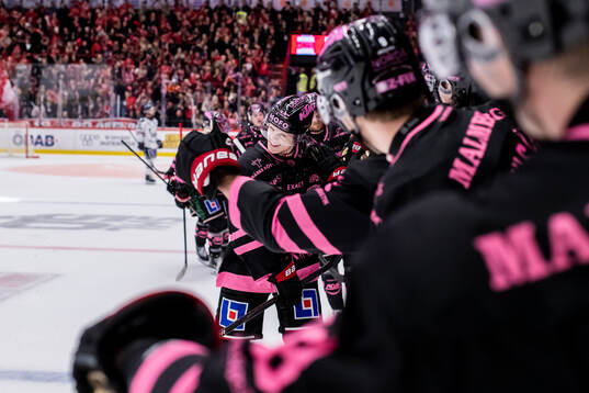 Örebros Melvin Fernström jublar vid 7-2