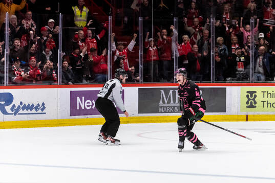 Örebros Melvin Fernström jublar vid 7-2