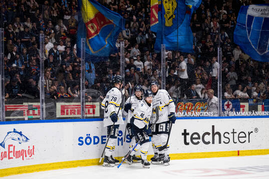 HV71s Riley Woods jublar med lagkamrater