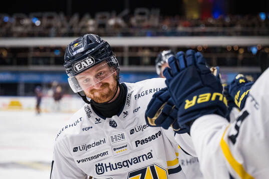 HV71s Riley Woods jublar
