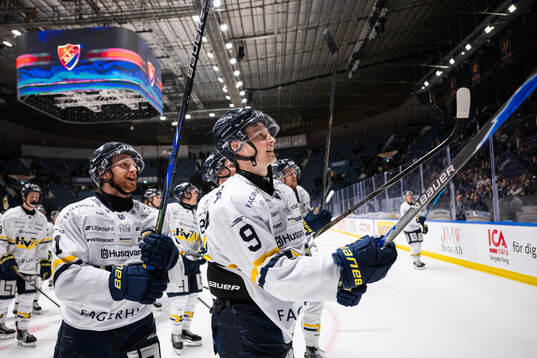 HV71s Riley Woods och Hugo Pettersson jublar