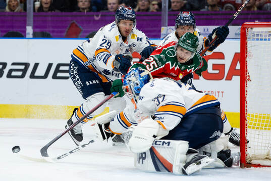 Växjös Sebastian Strandberg och målvakt Ludvig Persson