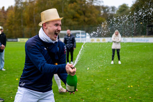 Staffanstorps Uniteds spelare jublar