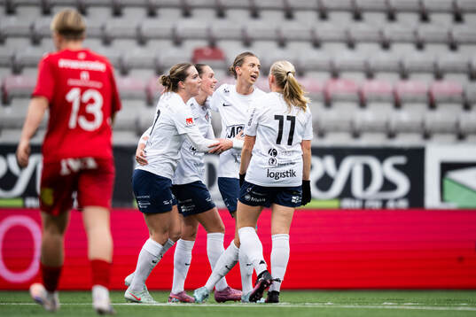 Eskilstuna Uniteds Felicia Rogic jublar med lagkamrater