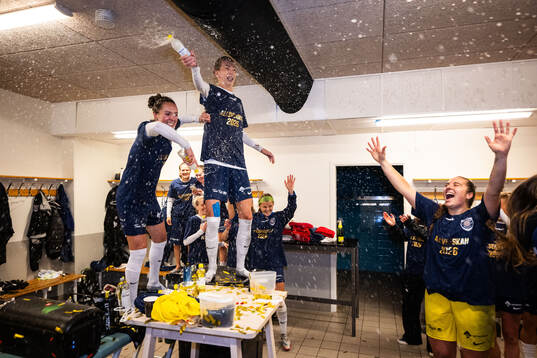 Eskilstuna Uniteds Felicia Rogic och Wilma Öhman jublar