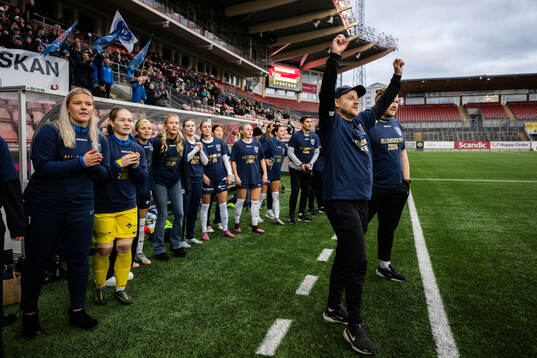 Eskilstuna Uniteds tränare Rickard Johansson jublar