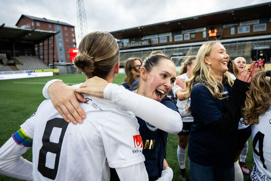 Eskilstuna Uniteds Felicia Rogic och Wilma Öhman jublar
