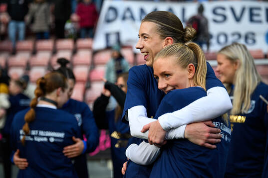 Eskilstuna Uniteds Wilma Öhman och Ellen Schampi jublar