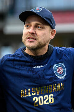 Eskilstuna Uniteds tränare Rickard Johansson jublar