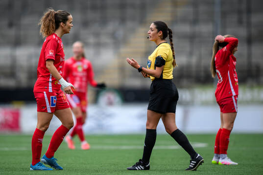 KIF Örebros Julia Walentowicz i diskussion med Domare