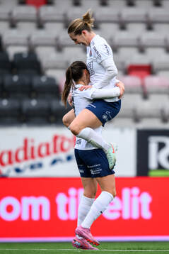 Eskilstuna Uniteds Felicia Rogic jublar med Gabrielle Rose