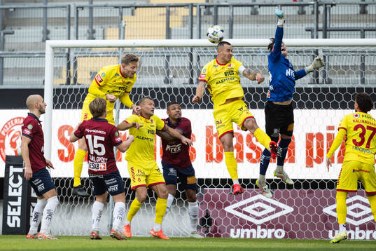 Kalmars Melker Hallberg och Örgrytes målvakt Hampus