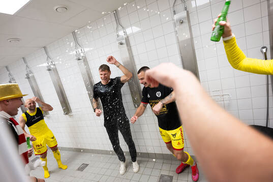 Kalmars tränare Toni Koskela jublar med Melker Hallberg