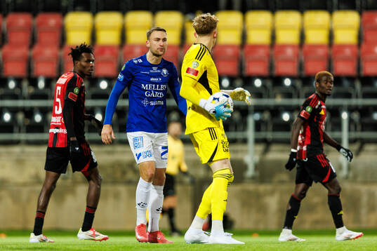 Trelleborgs Filip Bohman reagerar på Östersunds målvakt