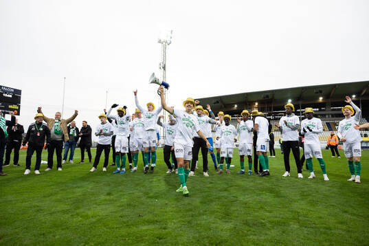 Västerås Simon Gefvert jublar