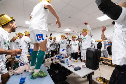 Västerås spelare jublar i omklädningsrummet