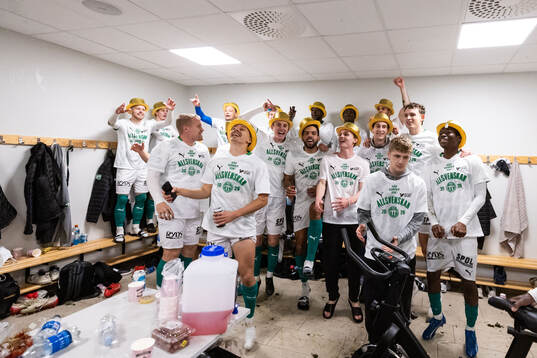 Västerås spelare jublar i omklädningsrummet