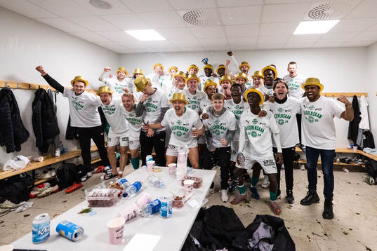 Västerås spelare jublar i omklädningsrummet