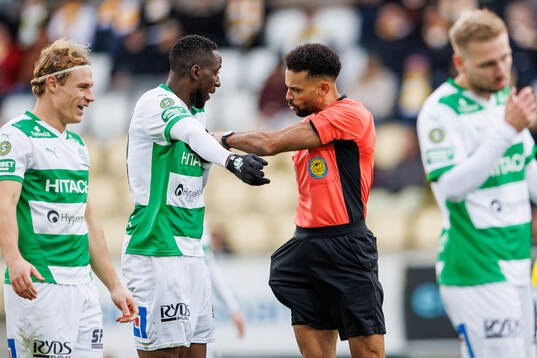 Västerås Frederic Nsabiyumva  i diskussion med Domare