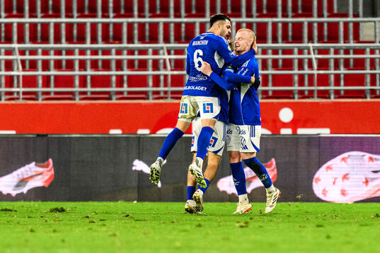 GIF Sundsvalls Marc Manchon och Lucas Forsberg jublar