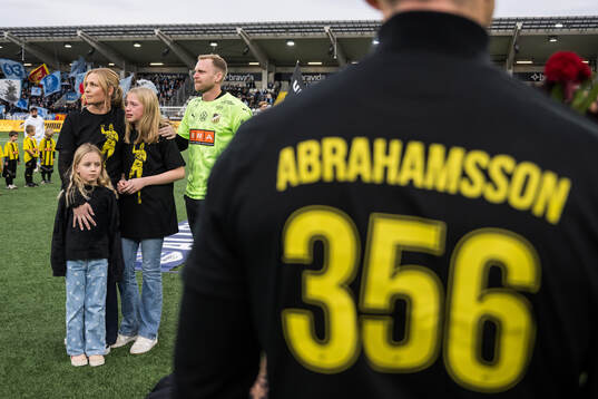 Häckens målvakt Peter Abrahamsson tackas av