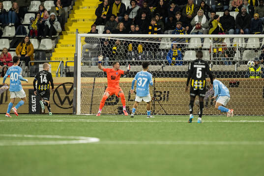 Häckens Simon Gustafson gör 1-1 bakom Malmö FFs målvakt