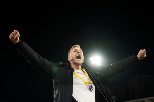 Häckens målvakt Peter Abrahamsson tackas av