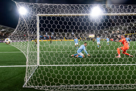 Malmö FFs Gabriel Busanello och målvakt Robin Olsen ser