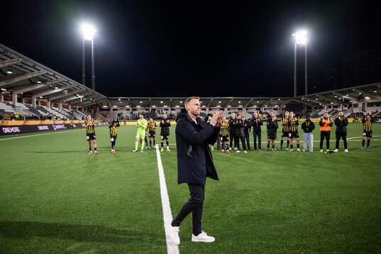 Häckens målvakt Peter Abrahamsson tackas av