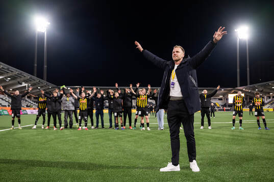 Häckens målvakt Peter Abrahamsson tackas av