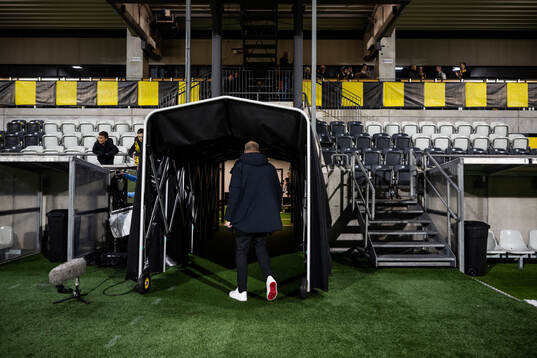 Häckens målvakt Peter Abrahamsson lämnar planen