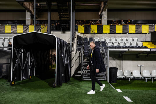 Häckens målvakt Peter Abrahamsson lämnar planen