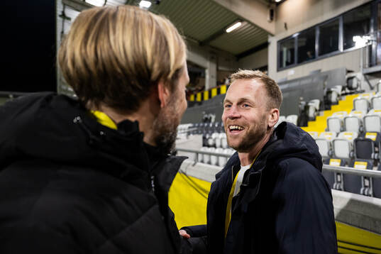 Häckens målvakt Peter Abrahamsson med klubbchef Marcus