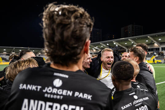 Häckens målvakt Peter Abrahamsson tackas av