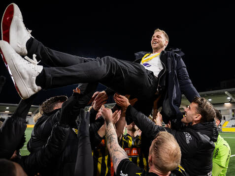 Häckens målvakt Peter Abrahamsson hissas av lagkamrater