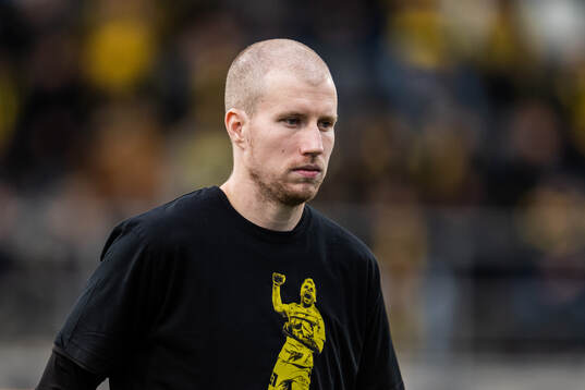 Häckens Simon Gustafson har en t-shirt med målvakt Peter