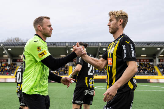 Häckens målvakt Peter Abrahamsson med Filip Helander