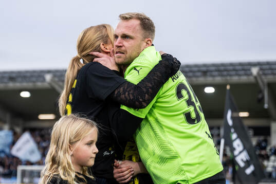 Häckens målvakt Peter Abrahamsson med sin familj i