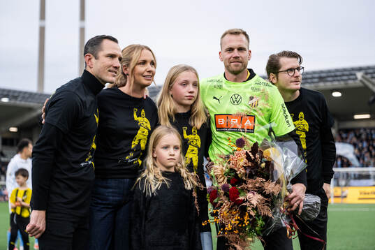 Häckens målvakt Peter Abrahamsson tackas av och