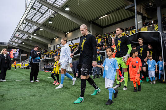 Häckens Simon Gustafson och målvakt Etrit Berisha går in