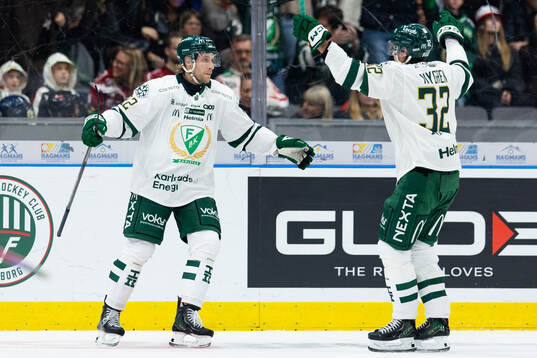 Färjestads Per Åslund jublar ihop med Magnus Nygren