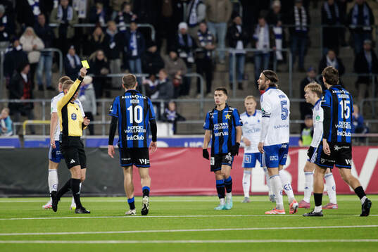 IFK Norrköpings Christoffer Nyman tilldelas gult kort av