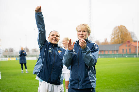 Djurgårdens Alexsandra Lobanova och Olivia Ulenius jublar