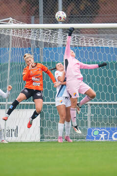 Kristianstads Remy Siemsen och Djurgårdens målvakt Anna