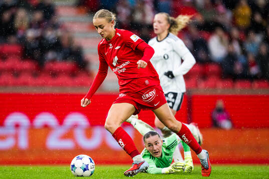 Lauren Alison Davidson of Brann missing a chance to score